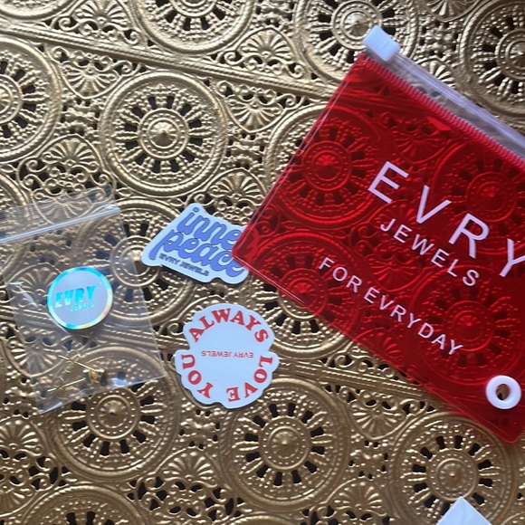 NWT 14k gold plated heart studs - Picture 7 of 8